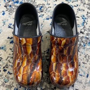 Dansko Faux Snake Clogs Sz 39